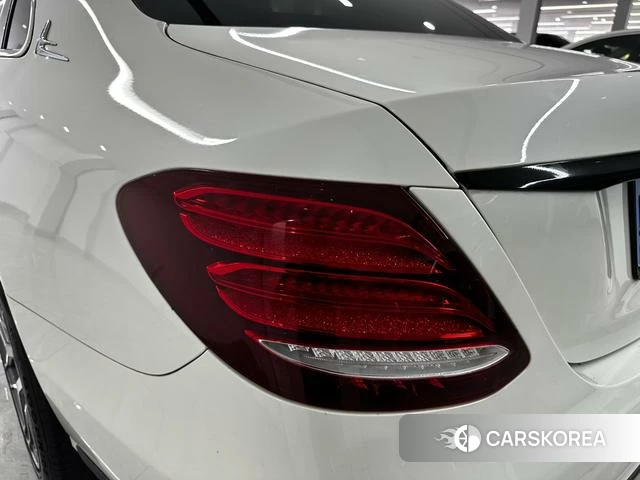 Mercedes-Benz E-class 2018 Белый из Китая