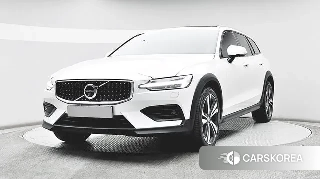 Volvo V60 Cross-Country 2nd Generation 2021 Белый из Кореи