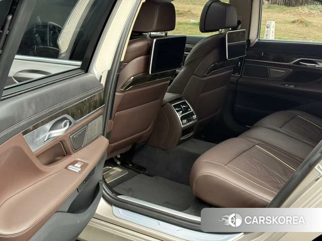 BMW 7 series 2018 Серебристо-серый из Китая