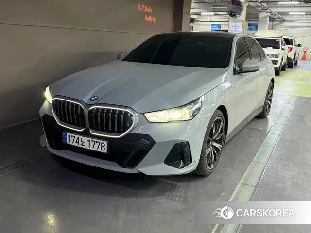 BMW 5 Series (G60) 2025 Цвет галактики из Кореи