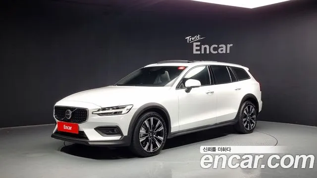 Volvo V60 Cross-Country 2nd Generation 2023 Белый из Кореи