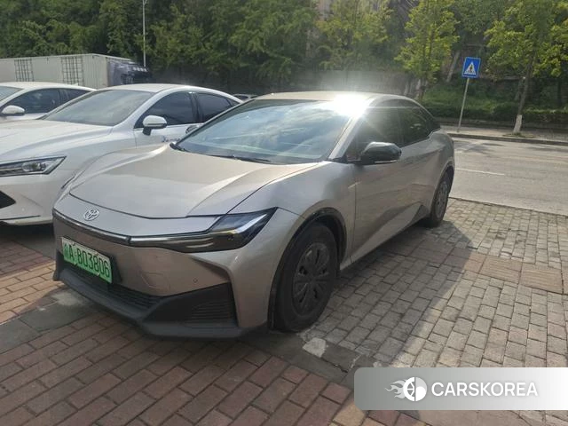 Toyota bZ3 2024 Серебристо-серый из Китая