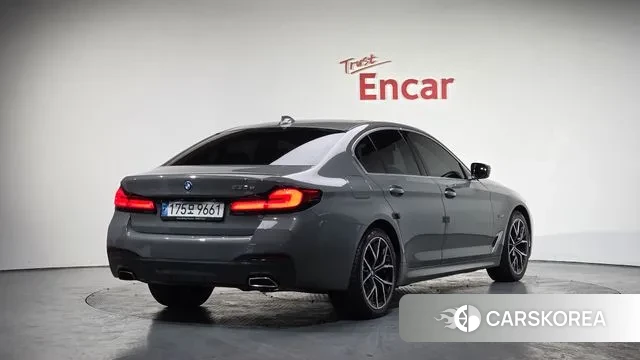 BMW 5 Series (G30) 2022 Серебристо-серый из Кореи