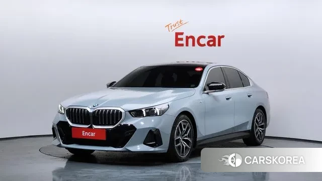 BMW 5 Series (G60) 2024 Серебристо-серый из Кореи