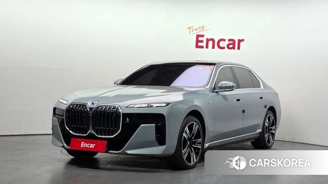 BMW i7 (G70) 2025 Светло-серебряный цвет из Кореи