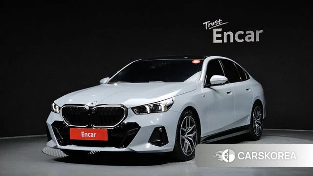 BMW 5 Series (G60) 2025 Светло-серебряный цвет из Кореи