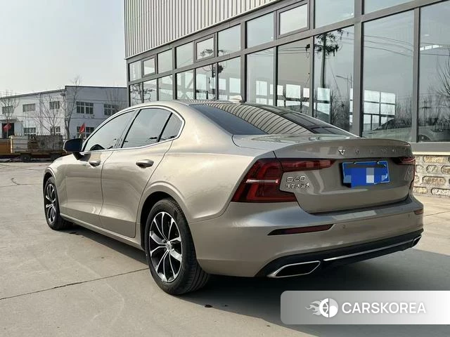 Volvo S60 2021 Серебристо-серый из Китая
