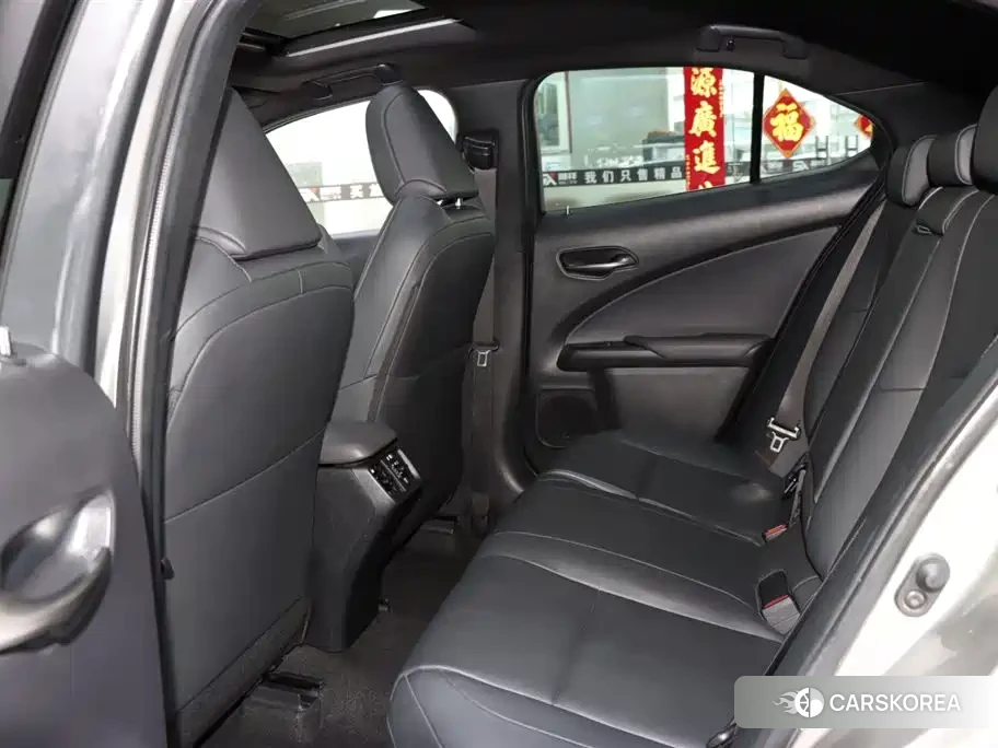 Lexus UX 2022 Silver/gray из Китая