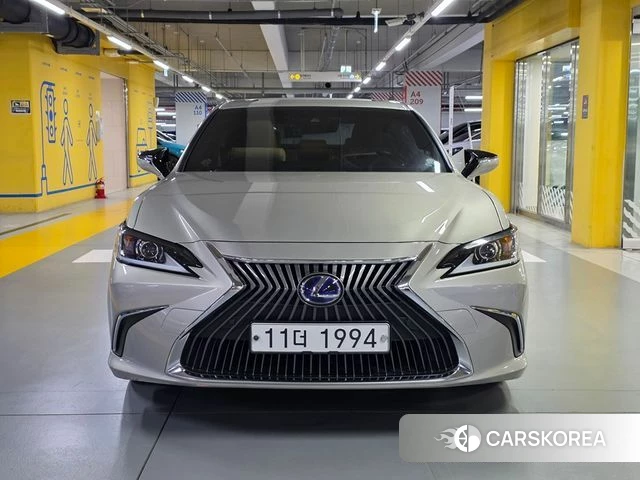 Lexus ES300h 7th generation 2018 Серебристо-серый из Кореи