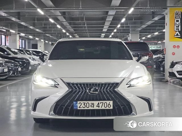 Lexus ES300h 7th generation 2023 Жемчужный цвет из Кореи