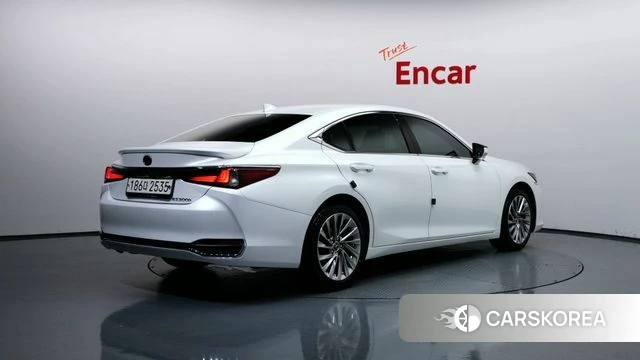 Lexus ES300h 7th generation 2023 Белый из Кореи