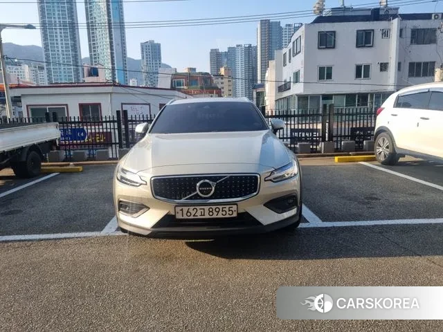 Volvo V60 Cross-Country 2nd Generation 2020 Жемчужный цвет из Кореи