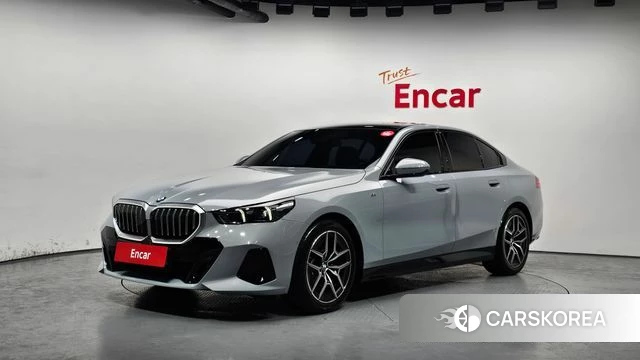 BMW 5 Series (G60) 2024 Светло-серебряный цвет из Кореи