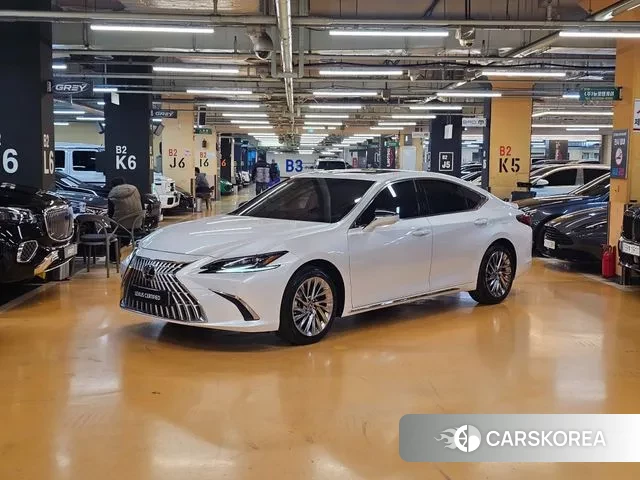 Lexus ES300h 7th generation 2025 Белый из Кореи