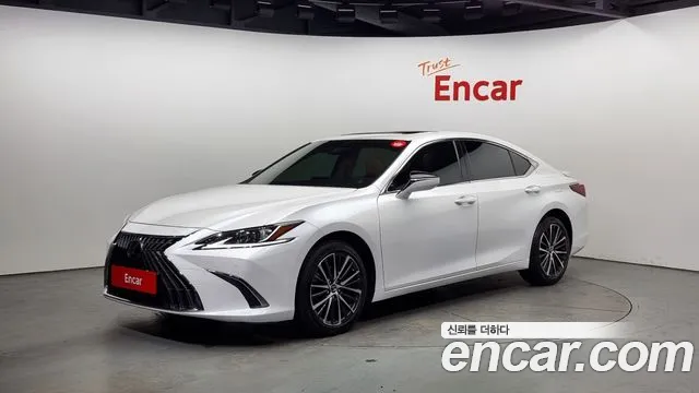 Lexus ES300h 7th generation 2023 Белый из Кореи