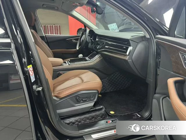 Audi Q7 2024 Черный из Китая