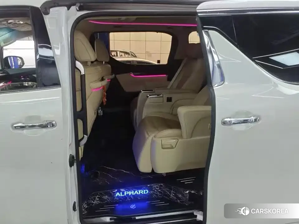 Toyota Alphard 2022 Белый из Китая