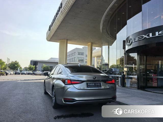 Lexus ES 2024 Серебристо-серый из Китая