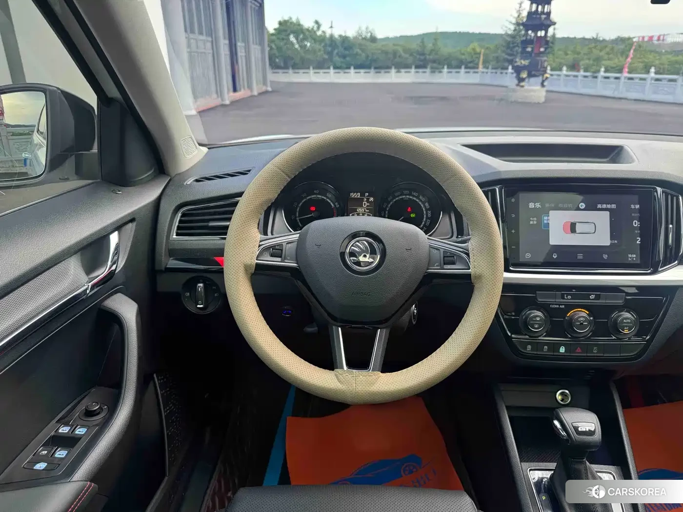 Skoda Komick 2023 Белый из Китая