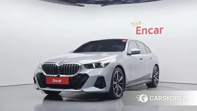 BMW 5 Series (G60) 2025 Светло-серебряный цвет из Кореи