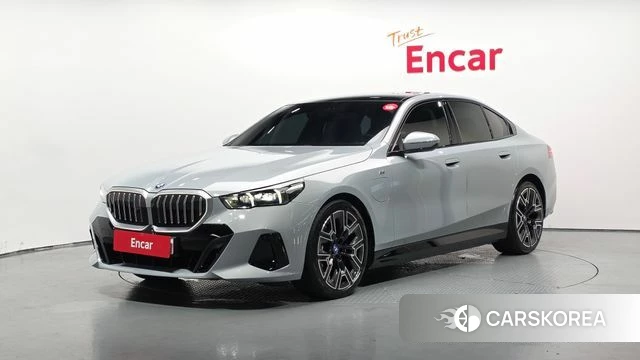 BMW 5 Series (G60) 2025 Светло-серебряный цвет из Кореи