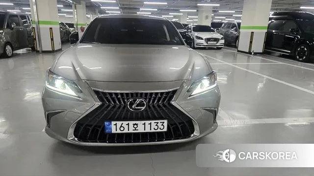 Lexus ES300h 7th generation 2023 Золотой из Кореи