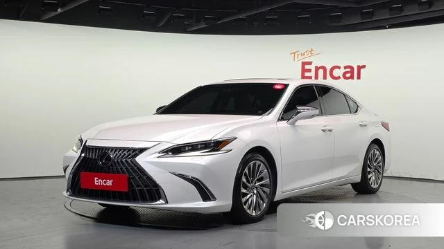Lexus ES300h 7th generation 2024 Белый из Кореи