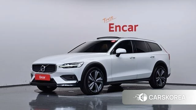 Volvo V60 Cross-Country 2nd Generation 2021 Белый из Кореи