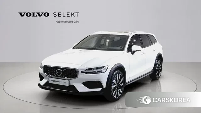 Volvo V60 Cross-Country 2nd Generation 2025 Белый из Кореи