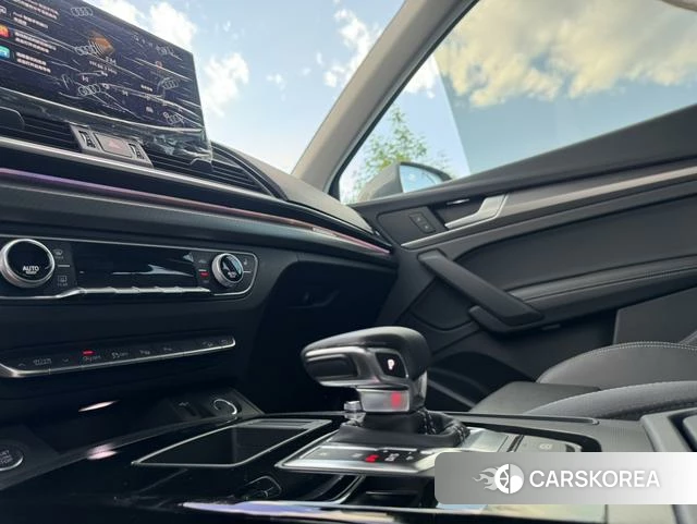 Audi Q5L 2021 Темно-серый из Китая