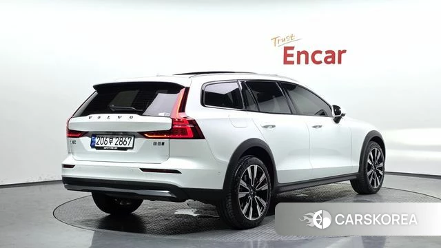 Volvo V60 Cross-Country 2nd Generation 2023 Белый из Кореи