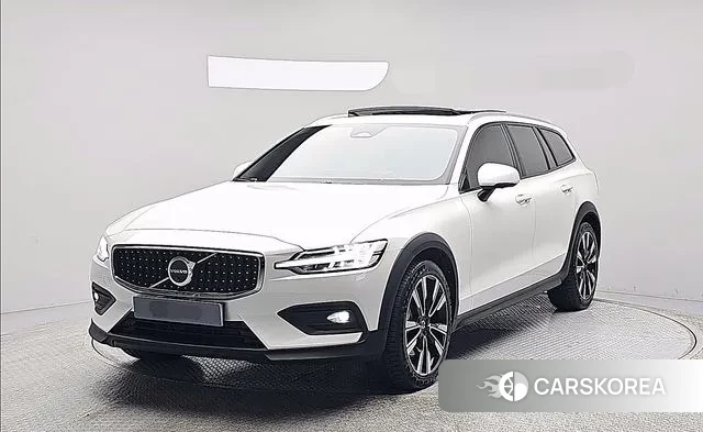 Volvo V60 Cross-Country 2nd Generation 2024 Белый из Кореи