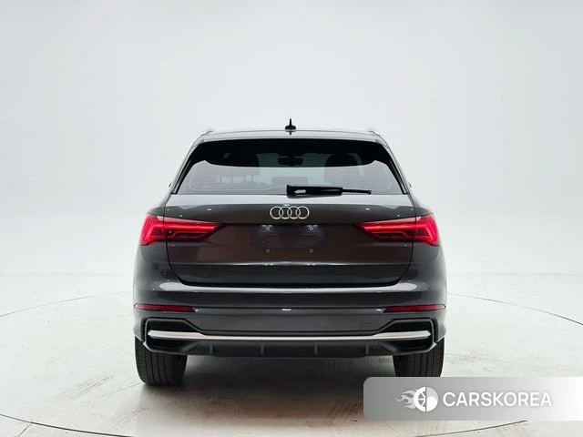 Audi Q3 2022 Черный из Китая