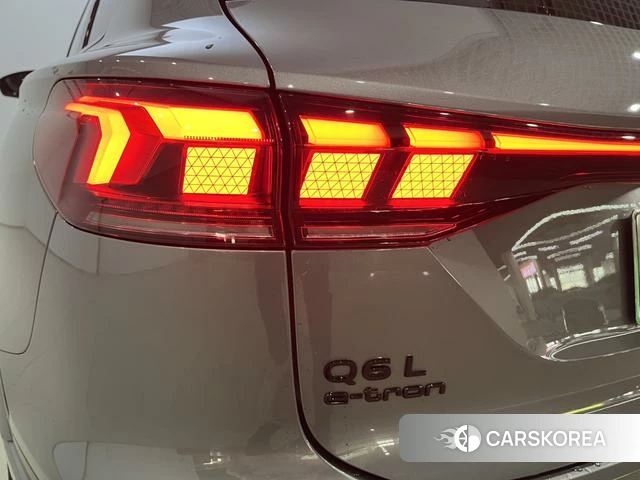 Audi Q6L e-tron 2025 Серебристо-серый из Китая