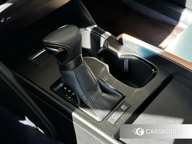 Lexus ES 2024 Серебристо-серый из Китая
