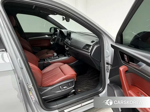 Audi Q5L 2024 Темно-серый из Китая