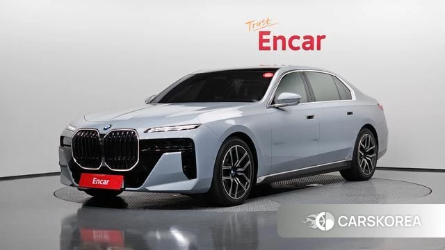 BMW 7 Series (G70) 2026 Серебристо-серый из Кореи