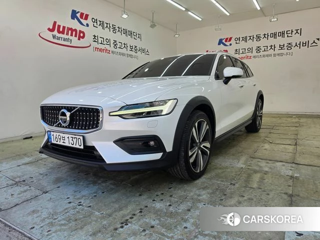 Volvo V60 Cross-Country 2nd Generation 2021 Белый из Кореи