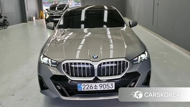 BMW 5 Series (G60) 2025 Песочный из Кореи
