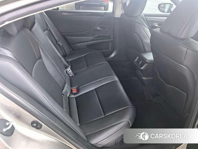 Lexus ES 2021 Серебристо-серый из Китая
