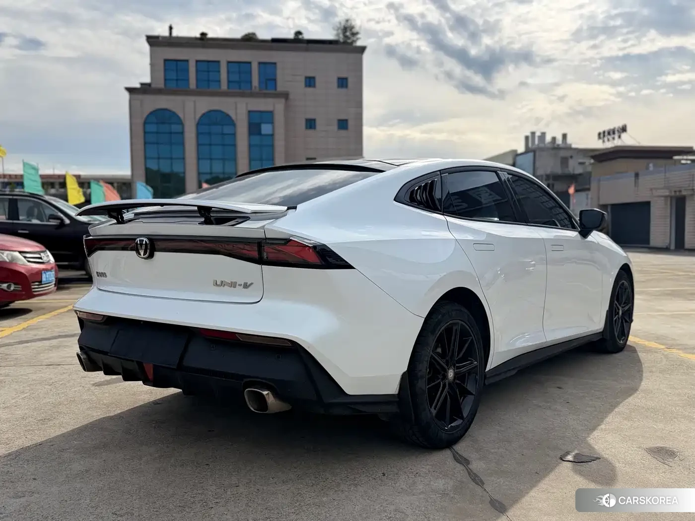 Chang'an Changan UNI-V 2022 Белый из Китая