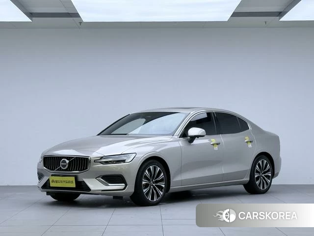 Volvo S60 2022 Серебристо-серый из Китая
