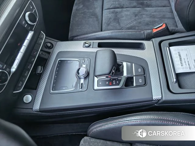 Audi Q5L 2021 Белый из Китая
