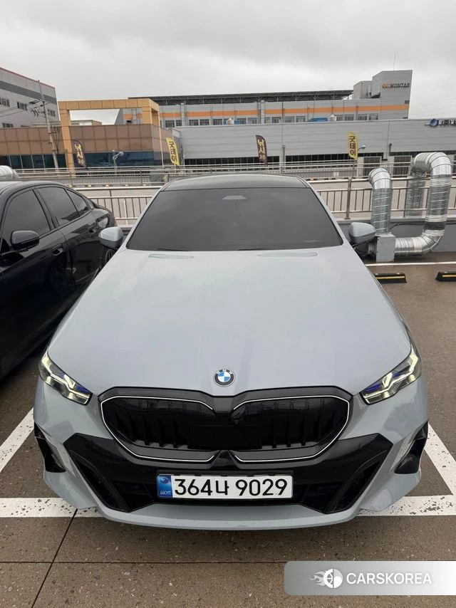 BMW 5 Series (G60) 2026 Серебристо-серый из Кореи