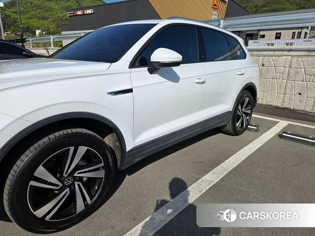 Volkswagen Touareg 3rd generation 2022 Белый из Кореи