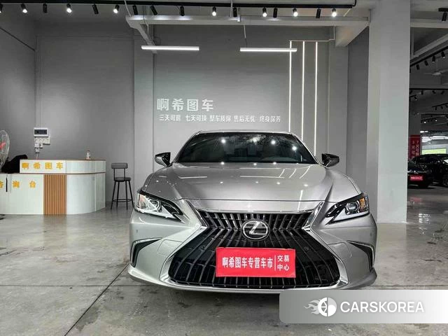 Lexus ES 2022 Серебристо-серый из Китая