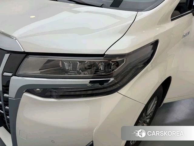 Toyota Elfa 2022 Белый из Китая