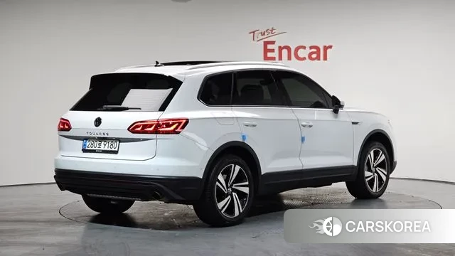 Volkswagen Touareg 3rd generation 2023 Белый из Кореи