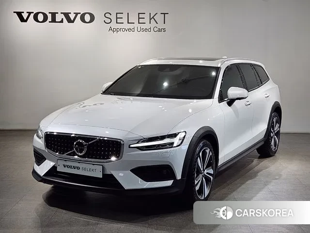 Volvo V60 Cross-Country 2nd Generation 2020 Белый из Кореи