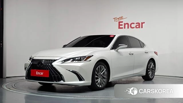 Lexus ES300h 7th generation 2023 Белый из Кореи